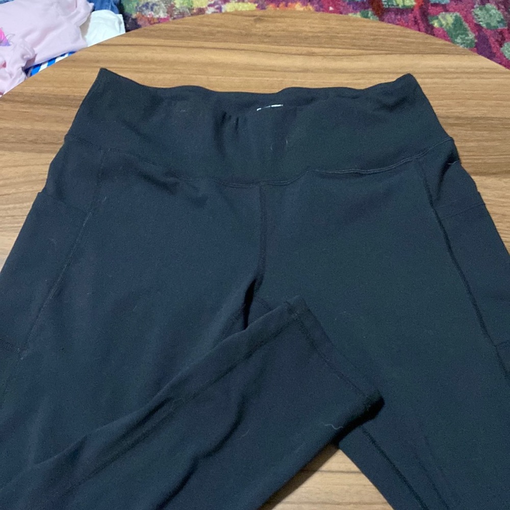 Black leggings with side pockets and small waist pocket